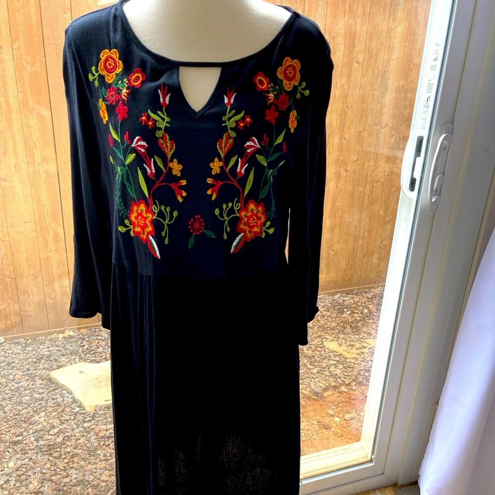 Floral Embroidered Black Dress Size M (Juniors)
